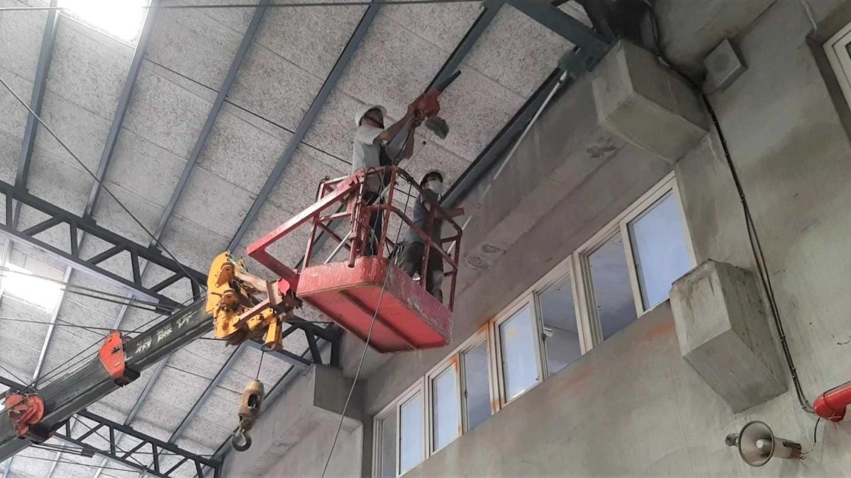 台中清潔公司推薦 廠房天花板清除蜘蛛網