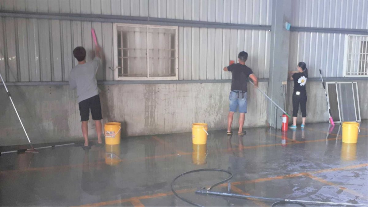  廠房遷入前清潔   牆面地板高壓清洗及窗戶玻璃高壓清洗
